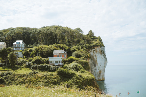 Vista panorámica de casas y bosque sobre acantilados en Huttopia Les Falaises - Normandie, Francia.