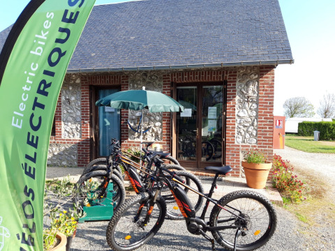 Alquiler de bicicletas eléctricas en Huttopia Les Falaises - Normandie, parque vacacional en Normandía.