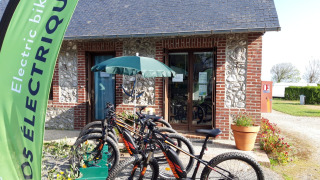 Alquiler de bicicletas eléctricas en Huttopia Les Falaises - Normandie, parque vacacional en Normandía.