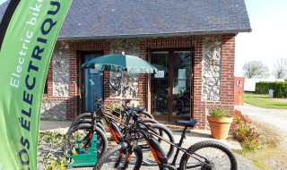 Alquiler de bicicletas eléctricas en Huttopia Les Falaises - Normandie, parque vacacional en Normandía.