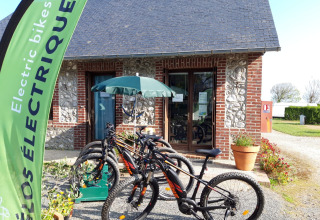 Udlejning af elektriske cykler ved feriestedet Huttopia Les Falaises - Normandie i Frankrig.