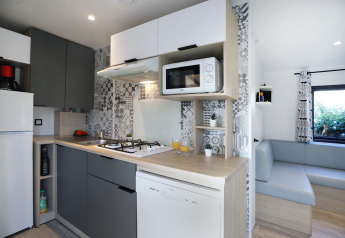Cucina moderna di un Cottage Prestige al Camping Seasonova Les 7 Iles in Francia, stile elegante e compatto.
