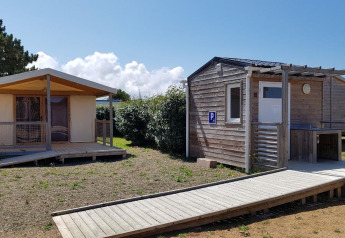 Due cabine all'Ecolodge Pmr, Camping Seasonova Les 7 Iles in Francia, con rampa e terrazze in legno.