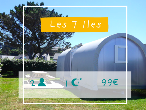 Foto af et safari-telt kaldet Slow Life Stay, pris 99€, for 2 personer, Les 7 Îles, med træer bagved.