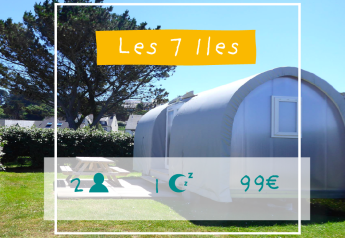 Photo d'une tente safari nommée Slow Life Stay, 99€, pour 2 personnes, Les 7 Îles, arbres en fond.
