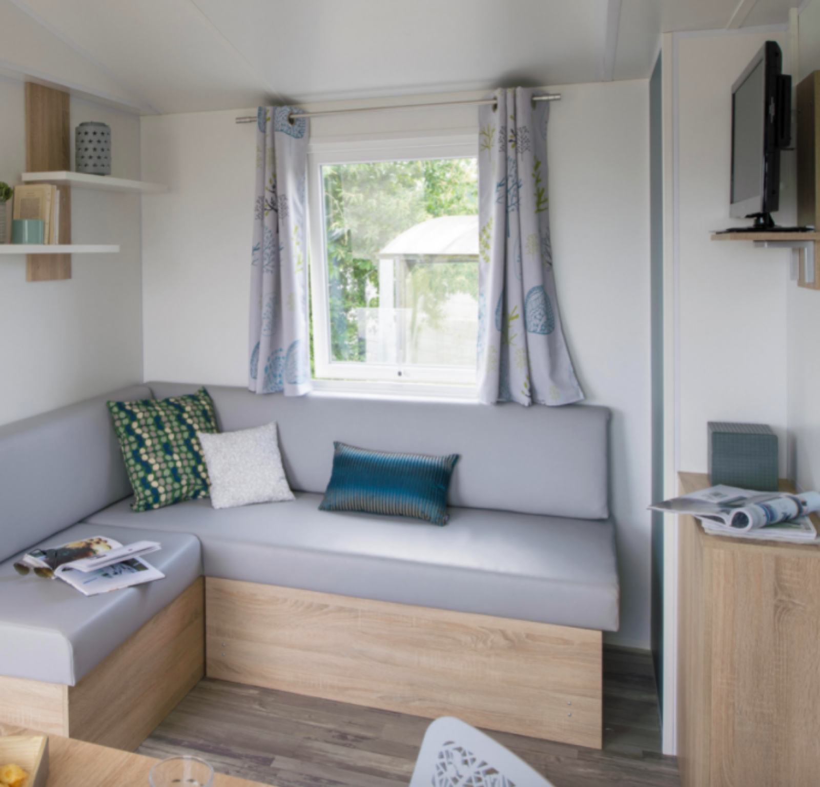 Lichte, moderne zithoek in Cottage Prestige bij Camping Seasonova Les Vosges du Nord, Frankrijk.