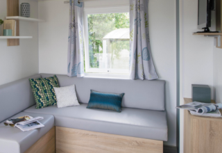 Helles, modernes Wohnzimmer im Cottage Prestige auf dem Camping Seasonova Les Vosges du Nord in Frankreich.