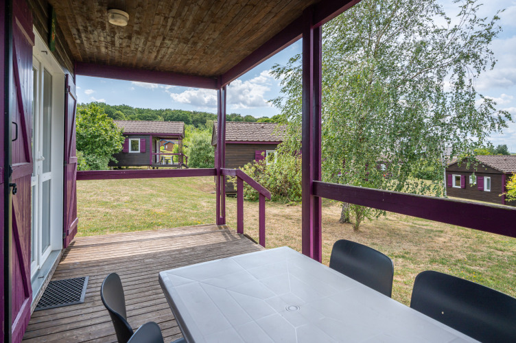 Uitzicht vanaf het terras van Chalet ZEN bij Camping Seasonova Les Vosges du Nord, Frankrijk, met natuur.
