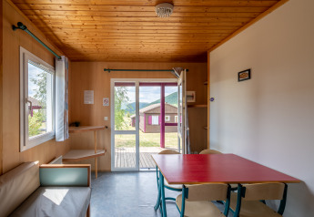 Innenaufnahme des Chalet ZEN bei Camping Seasonova Les Vosges du Nord mit hellem Holz und Aussicht.