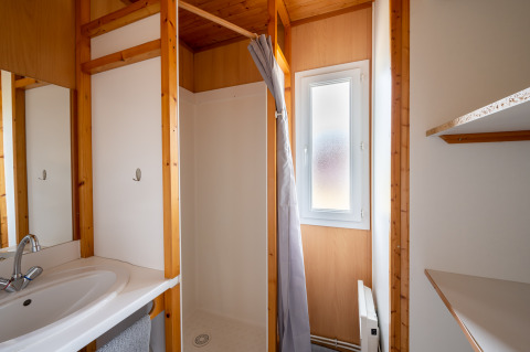 Badkamer met douche en lavabo in Chalet ZEN op Camping Seasonova Les Vosges du Nord, Frankrijk.