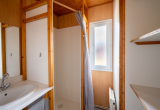 Bathroom with shower and sink at Chalet ZEN, Camping Seasonova Les Vosges du Nord, France.