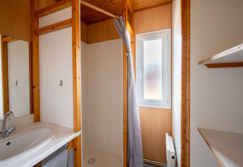 Badezimmer mit Dusche und Waschbecken im Chalet ZEN im Camping Seasonova Les Vosges du Nord, Frankreich.