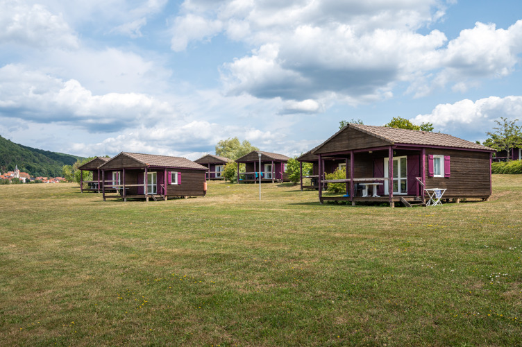 Houten chalets op een grasveld bij Chalet ZEN, Camping Seasonova Les Vosges du Nord, Frankrijk.