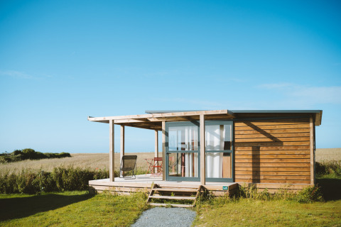 Chalet Evasion Vista bij Huttopia Les Falaises - Normandië, Frankrijk, modern houten chalet in natuur.
