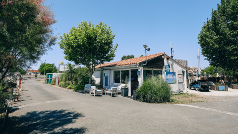 Camping Seasonova Ile de Ré in Nouvelle-Aquitaine, Frankrijk, met receptie en zithoek buiten op het domein.
