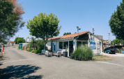 Camping Seasonova Ile de Ré i Nouvelle-Aquitaine, Frankrig, med reception og udendørs siddeområde.