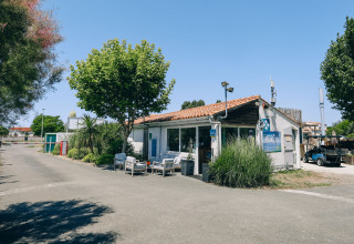 Camping Seasonova Ile de Ré i Nouvelle-Aquitaine, Frankrig, med reception og udendørs siddeområde.