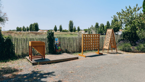Buitenspeelzone met houten spelletjes op Camping Seasonova Ile de Ré, Nouvelle-Aquitaine, Frankrijk.
