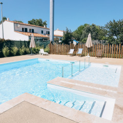 Außenpool mit Sonnenliegen und Sonnenschirmen auf Camping Seasonova Ile de Ré in Nouvelle-Aquitaine, Frankreich.