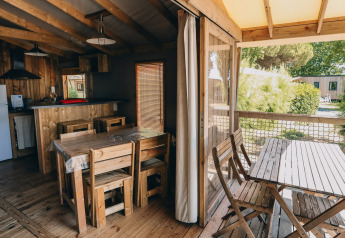 Interior and exterior view of the Lodge Premium cabin at Camping Seasonova Ile de Ré in France.
