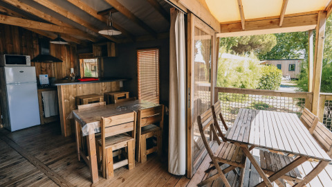 Vista interior y exterior de la cabaña Lodge Premium en Camping Seasonova Ile de Ré en Francia.