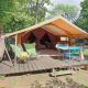 Safari teltet Bungalow Classic med træterrasse, stole og bord, placeret i en grøn, skovklædt campingplads.