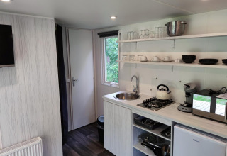 Pequeña cocina moderna en la Glamping Coco Sweet de Bospark De Brenkberg, Países Bajos, totalmente equipada.