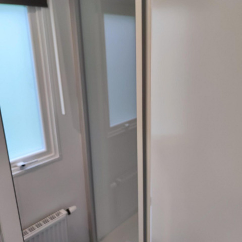 Interior de la cabaña Glamping Coco Sweet en Bospark De Brenkberg, Países Bajos, con ventanas visibles.