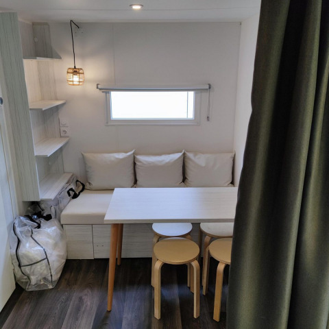 Gemütlicher Essbereich in der Glamping Coco Sweet Lodge im Bospark De Brenkberg, Niederlande.
