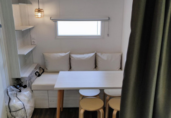 Cozy dining corner inside the Glamping Coco Sweet lodge at Bospark De Brenkberg in the Netherlands.