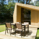 Moderne tiny house kaldet Trek-in ved Beerze Bulten i Holland, med træterrasse og havemøbler.