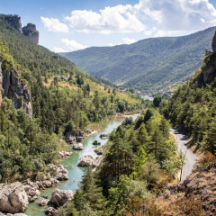 Valle de río escénico con colinas y acantilados en Huttopia Gorges du Tarn, Occitanie, Francia, en verano.