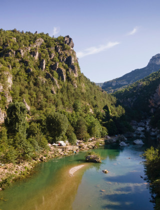 Río serpenteando entre montañas verdes cerca de Massegros-Causses-Gorges, Occitania, Francia.