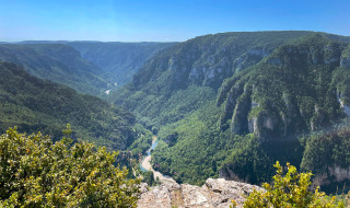 Vista panorámica de montañas verdes y un río serpenteante cerca de Massegros-Causses-Gorges, Occitania, Francia.