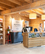 Recepción con personal en Huttopia La Plage Blanche, parque vacacional en Bourgogne-Franche-Comté, Francia.