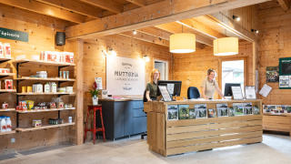 Recepción con personal en Huttopia La Plage Blanche, parque vacacional en Bourgogne-Franche-Comté, Francia.