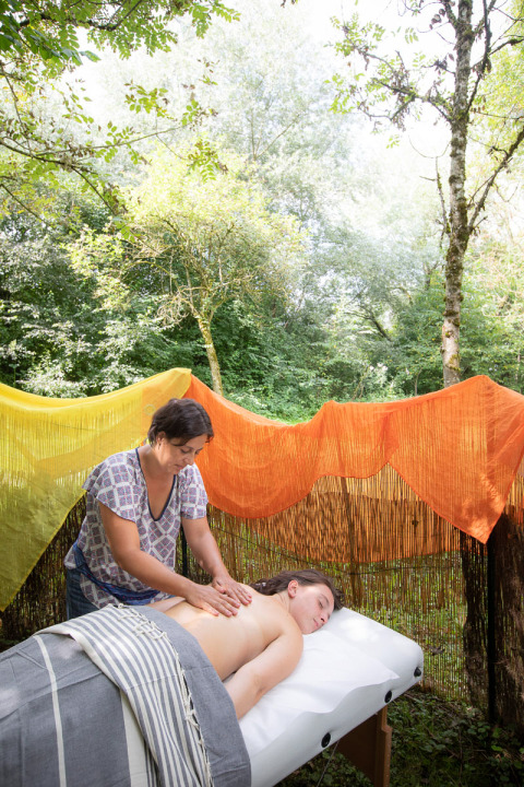 Wellness-Massage im Freien bei Huttopia La Plage Blanche in Bourgogne-Franche-Comté, Frankreich.