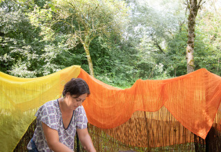 Wellness-Massage im Freien bei Huttopia La Plage Blanche in Bourgogne-Franche-Comté, Frankreich.