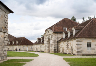 Historische stenen gebouwen met rode daken vlakbij Ounans, Bourgogne-Franche-Comté, Frankrijk, bewolking.