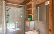 Salle de bain moderne de la tente Toile&Bois Sweet à Huttopia La Plage Blanche en France, avec boiseries.