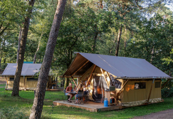Tente safari Canadienne Tent II à Huttopia Lac de Serre Ponçon en France, familles profitant de la nature.
