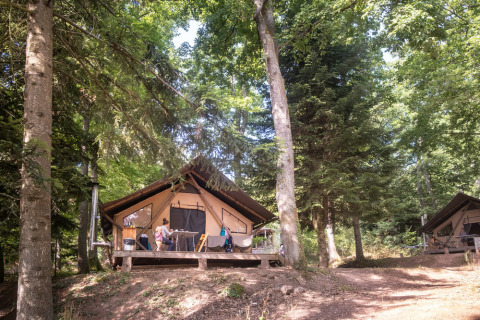 Dos alojamientos tipo tienda en el parque vacacional Huttopia Wattwiller de Grand Est, Francia.