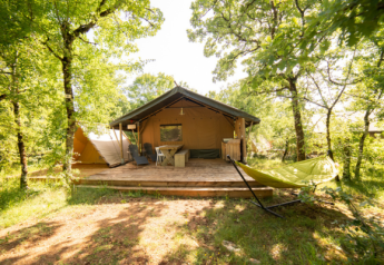 Safari Lodge + Teeny Lodge tent op Camping Les 3 Cantons in Frankrijk, omringd door groene bos.