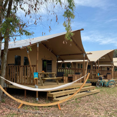 Lodges tipo tienda y hamaca en Village Seasonova Bassin d'Arcachon, parque vacacional en Nouvelle-Aquitaine, Francia.