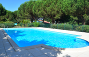 Udendørs swimmingpool i ferieparken Village Seasonova Bassin d'Arcachon, omgivet af grønne træer, Nouvelle-Aquitaine.