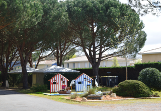 Billede af Village Seasonova Bassin d'Arcachon-feriepark med træer, legehuse og boliger, Nouvelle-Aquitaine, Frankrig.