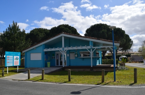 Edificio blu chiaro al Village Seasonova Bassin d'Arcachon, villaggio turistico in Nouvelle-Aquitaine, Francia.
