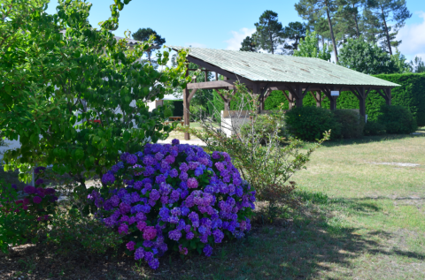 Parque de vacaciones Village Seasonova Bassin d'Arcachon en Nueva Aquitania, Francia con jardín y pabellón.