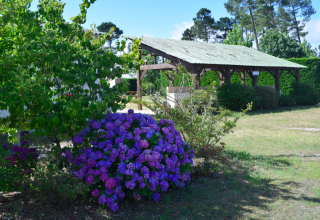 Vakantiepark Village Seasonova Bassin d'Arcachon in Nouvelle-Aquitaine, Frankrijk met tuin en houten prieel.