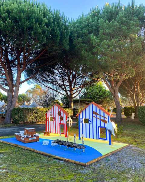 Kleurrijke miniatuurhuisjes onder dennen in Village Seasonova Bassin d'Arcachon, Nouvelle-Aquitaine, Frankrijk.